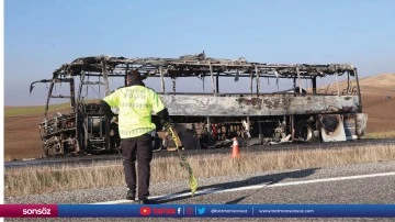 Diyarbakır'da seyir halindeki otob&uuml;s yandı