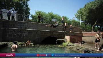 Diyarbakır'da sıcaktan bunalan &ccedil;ocuklar s&uuml;s havuzunda serinliyor