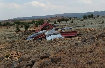 Diyarbakır'da şiddetli r&uuml;zgar okulun &ccedil;atısını u&ccedil;urdu
