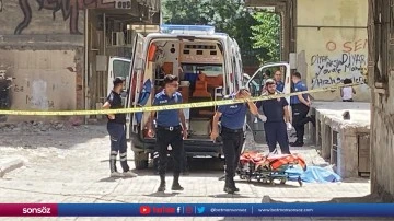 Diyarbakır'da sokakta y&uuml;r&uuml;rken silahla başından vurulan kadın &ouml;ld&uuml;