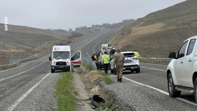 Diyarbakır'da tırdan fırlayan lastiğin &ccedil;arptığı otomobildeki yolcu &ouml;ld&uuml;