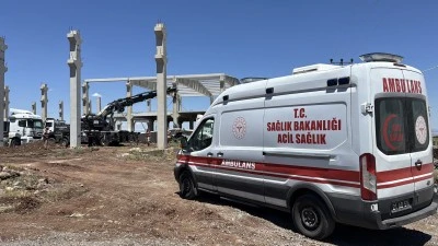 Diyarbakır'da &uuml;zerlerine beton blok d&uuml;şen iş&ccedil;ilerden biri &ouml;ld&uuml;, diğeri yaralandı