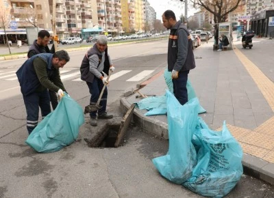 Diyarbakır&rsquo;da yağmur suyu hattı mazgallarından 270 ton atık &ccedil;ıkarıldı