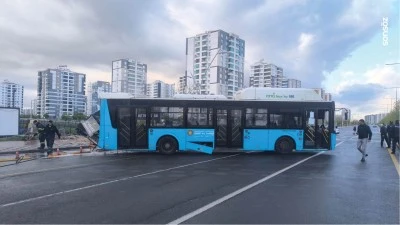 Diyarbakır'da y&uuml;k treninin &ccedil;arptığı yolcu otob&uuml;s&uuml;nde hasar oluştu