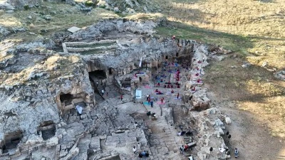 Diyarbakır'daki Hilar Mağaraları'nda yoga etkinliği d&uuml;zenlendi