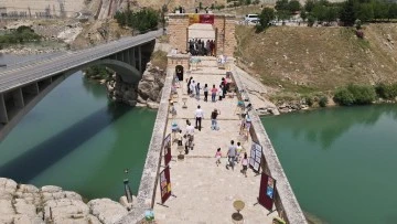 Diyarbakır Malabadi Köprüsü'nde karma resim sergisi açıldı