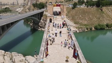Diyarbakır Malabadi K&ouml;pr&uuml;s&uuml;'nde karma resim sergisi a&ccedil;ıldı