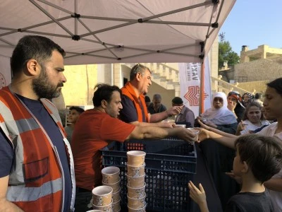 Diyarbakır Vakıflar B&ouml;lge M&uuml;d&uuml;rl&uuml;ğ&uuml; Mardin'de aşure ikramında bulundu