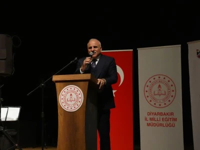 Diyarbakır Valisi Zorluoğlu, &Ouml;ğretmen G&uuml;n&uuml; kutlamasında hayatını değiştiren &ouml;ğretmenini anlattı