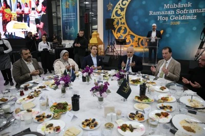 Diyarbakır Valisi Zorluoğlu &uuml;niversite &ouml;ğrencileriyle iftarda buluştu