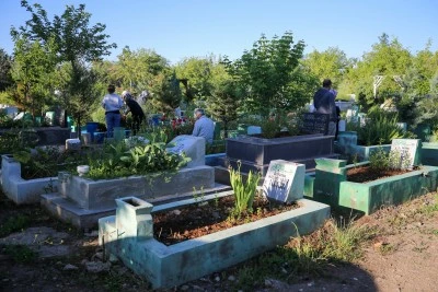 Diyarbakır ve Bing&ouml;l'de Kurban Bayramı dolayısıyla mezarlıklarda yoğunluk yaşandı