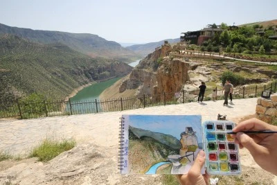 Doğasever &ouml;ğretmen Siirt'in g&uuml;zelliklerini resmederek tanıtıyor
