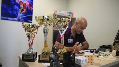 Doktor tenis&ccedil;i, milli forma hedefiyle raket sallıyor