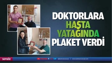 Doktorlara hasta yatağında plaket verdi