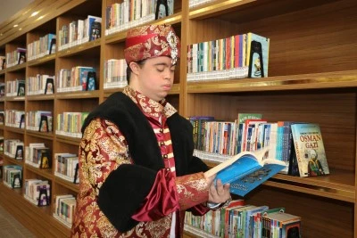 Down sendromlu Deniz, Osmanlı tarihine merakıyla dikkati &ccedil;ekiyor