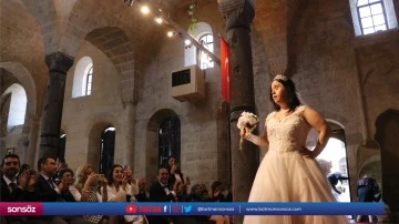Down sendromlu kadınlar gelinlik giyerek defileye &ccedil;ıktı