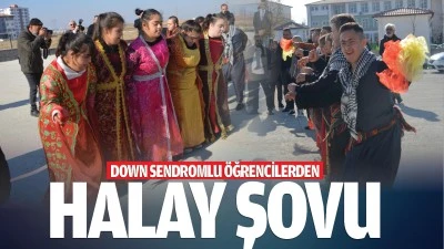 Down Sendromlu &ouml;ğrencilerden halay şovu..