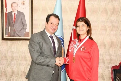 D&Uuml; Rekt&ouml;r&uuml; Prof. Dr. Kamuran Eronat başarılı sporcularla g&ouml;r&uuml;şt&uuml;
