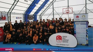 Dumont, İslahiye'de depremzede &ccedil;ocukları ziyaret etti