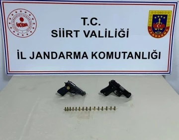 Durdurulan ara&ccedil;ta 2 tabanca bulundu