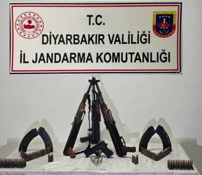 D&uuml;zenlenen operasyonda silah ve m&uuml;himmat ele ge&ccedil;irildi
