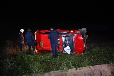 Edirne'de devrilen otomobildeki 2 kişi yaralandı