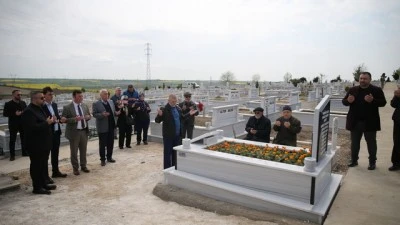 Edirne'nin turizm el&ccedil;isi Bahri Dinar, vefatının ilk yılında kabri başında anıldı