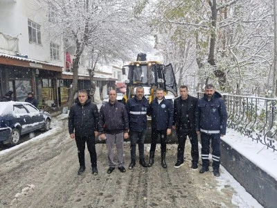Eğil Belediye Başkanı Seydaoğlu karla m&uuml;cadele &ccedil;alışmalarını inceledi