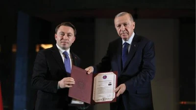Eğil Kaymakamı Volkan H&uuml;l&uuml;r&rsquo;e Anlamlı &Ouml;d&uuml;l