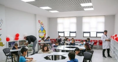 Eğitim g&ouml;n&uuml;ll&uuml;s&uuml; yazar 5 yılda onlarca okula k&uuml;t&uuml;phane kazandırdı