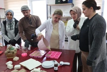 Eğitimciler stres atmak i&ccedil;in Sabun At&ouml;lyesi'nde buluşuyor