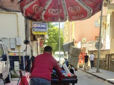 El arabacıları şemsiye ile korunuyor