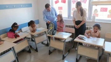 Elbeyli Belediyesinden &ouml;ğrencilere &ccedil;anta ve kırtasiye seti