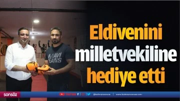 Eldivenini milletvekiline hediye etti