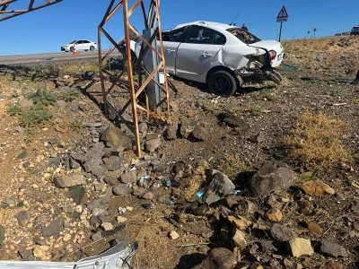 Elektrik direğine &ccedil;arpan otomobilin s&uuml;r&uuml;c&uuml;s&uuml; yaralandı