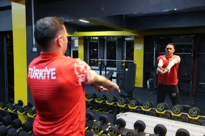 Emniyetin &ccedil;evik atleti milli formayla madalyalar kazanıyor