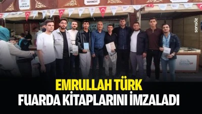 Emrullah T&uuml;rk, fuarda kitaplarını imzaladı