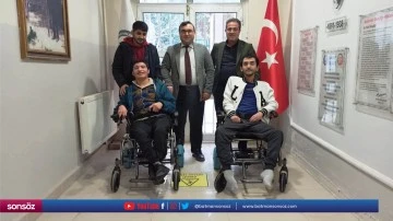 Engelli 2 kişiye ak&uuml;l&uuml; tekerlekli sandalye verildi