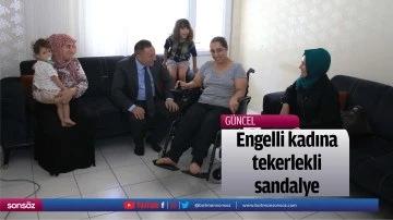 Engelli kadına tekerlekli sandalye