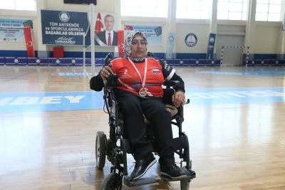 Engelli kalan kadın, boccia ile hayata tutundu