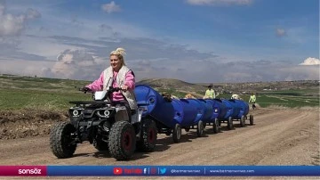 Engelli k&ouml;pekleri varillerden yaptığı "tren"le gezdiriyor
