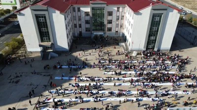 Engelliler G&uuml;n&uuml;'nde 600 metreyi bulan kağıtlara resim yaptı