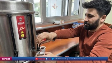 Enkazda yaralanan depremzede y&uuml;r&uuml;me g&uuml;&ccedil;l&uuml;ğ&uuml;ne rağmen işine d&ouml;nd&uuml;