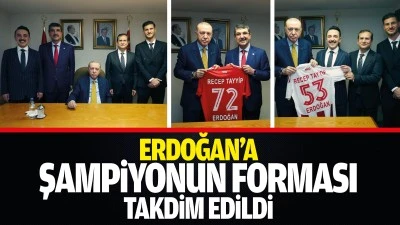Erdoğan&rsquo;a şampiyonun forması takdim edildi