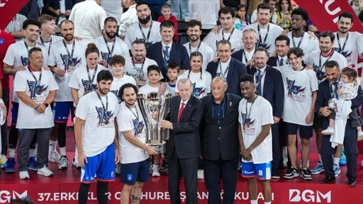 Erdoğan Basketbol Ma&ccedil;ı Sonrası Kupa T&ouml;renine Katıldı