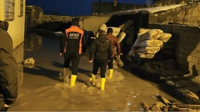 Eriyen kar suları ev ve ahırlara girdi
