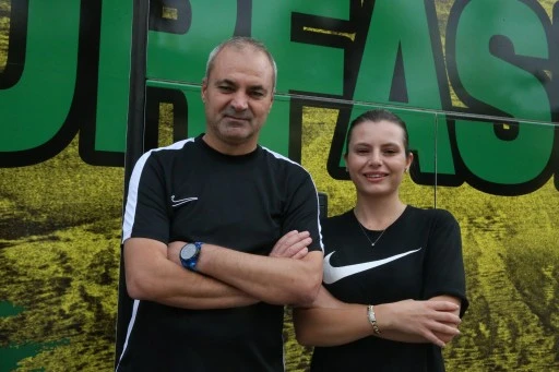 Erkan S&ouml;zeri takımın, kızı mutfağın "hocası"