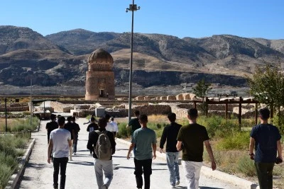 Erkek &ouml;ğrenciler tarih yolculuğuna &ccedil;ıktı