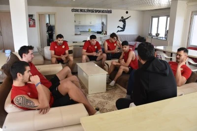 Erkek Voleybol Takımı maddi imkansızlıklar nedeniyle ligden &ccedil;ekilmenin eşiğinde