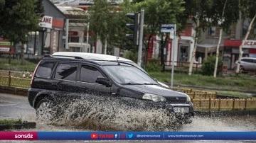 Erzurum'da sağanak ve dolu etkili oldu.